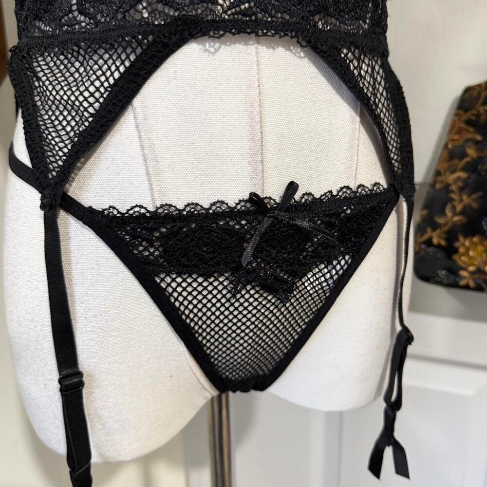 2010s Frederick's Of Hollywood Black Sheer Floral Lace Plunging Lingerie Set - Picture 3 of 8